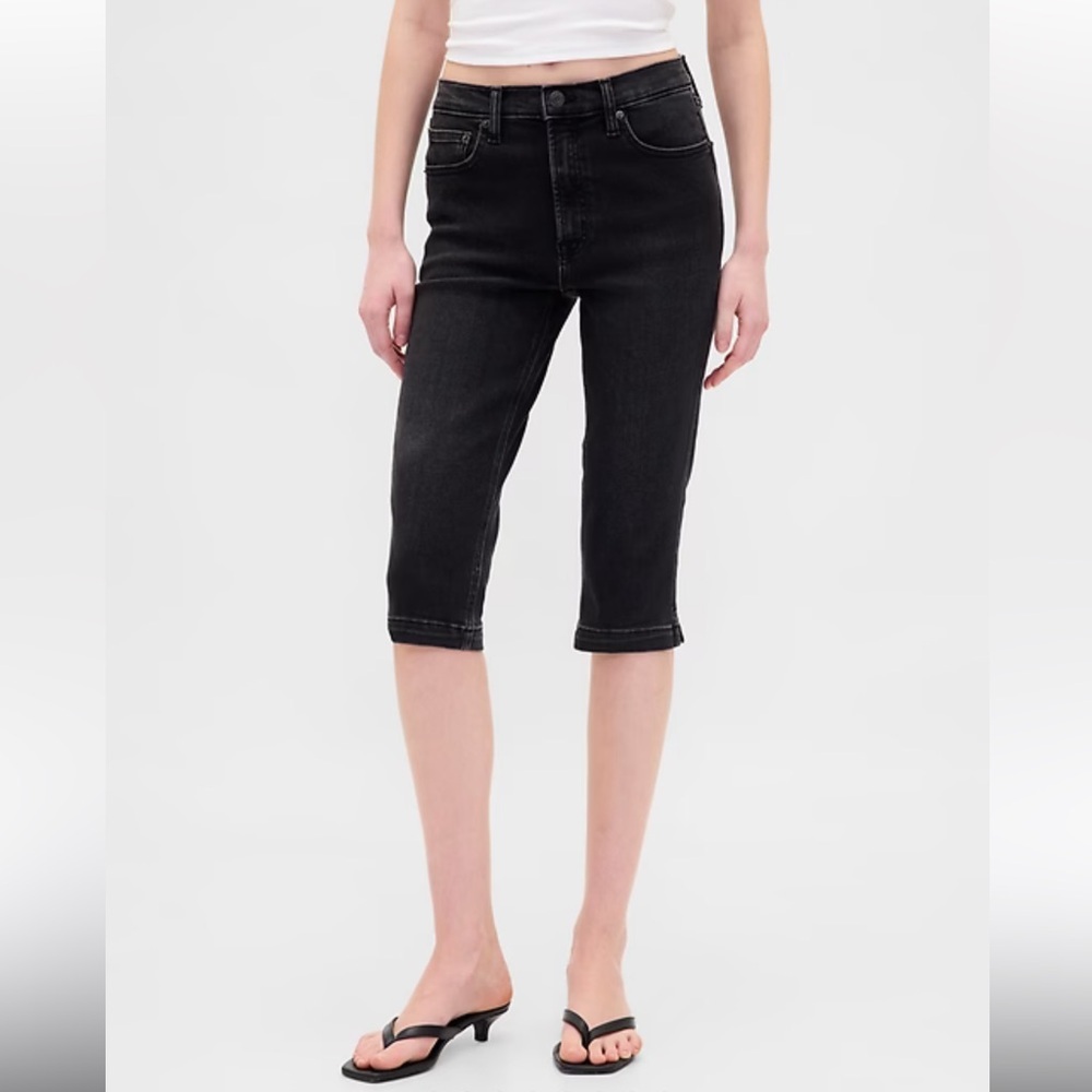 GAP Black Mid Rise Capri jeans size 4